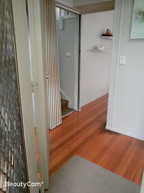 Whole Storey 2 Bedrooms+Kitchen+Living Room In Glen Waverley - Holiday Find 3