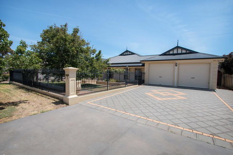 Yellow Rose Cottage - Holiday Find 0