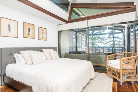 Your Luxury Escape - On The Bay - Stunning Beachfront Apartment - Holiday Find 3