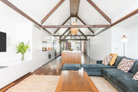 Your Luxury Escape - On The Bay - Stunning Beachfront Apartment - Holiday Find 2