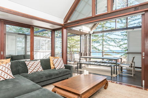 Your Luxury Escape - On The Bay - Stunning Beachfront Apartment - Holiday Find 0