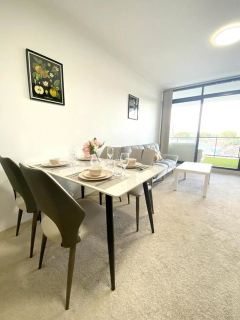 A Cozy 2B2B Apartment Near Airport & Train Station - Holiday Find 1