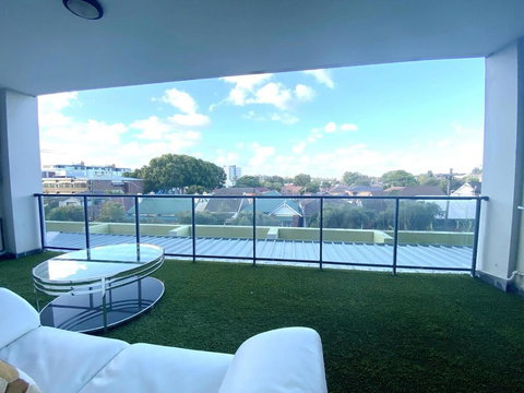 A Cozy 2B2B Apartment Near Airport & Train Station - Holiday Find 3