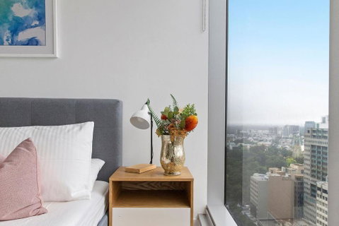 A Chic & Lovely 2BR Apt CBD With City Views - Holiday Find 1