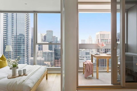 A Comfy 2BR Apt W City Views Near Southern Cross - Holiday Find 0