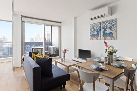A Comfy 2BR Apt W City Views Near Southern Cross - Holiday Find 1