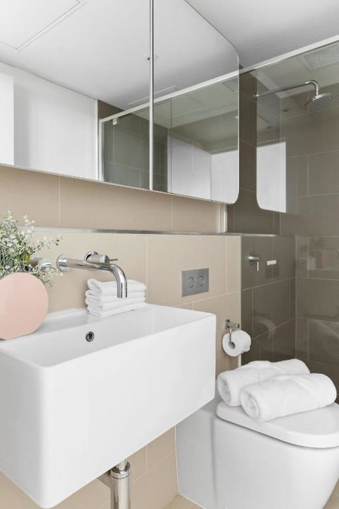 A Cozy 2BR Apt With Free WiFi In Prime Melbourne - Holiday Find 3