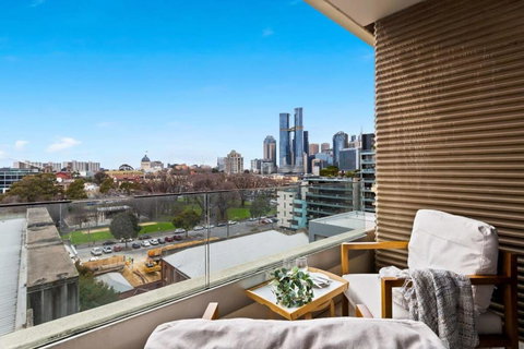 A Lux 2BR Apt Next To Melbourne Uni FREE Parking - Holiday Find 1
