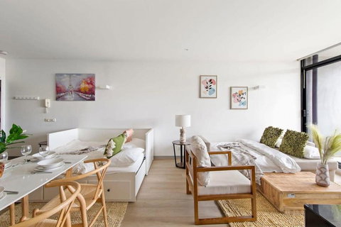 A Lux 2BR Apt Next To Melbourne Uni FREE Parking - Holiday Find 3