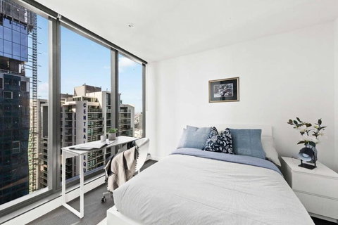 A Stylish 2BR Apt Next To Southern Cross With City Views - Holiday Find 0
