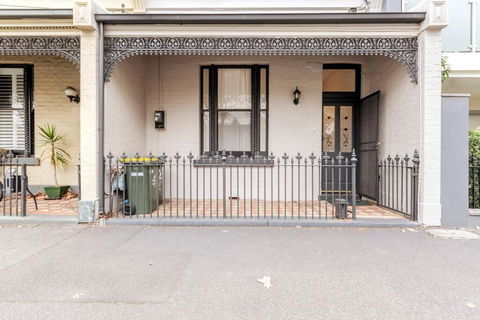 A Carlton Classic - Quaint Inner-City Getaway - Holiday Find 4