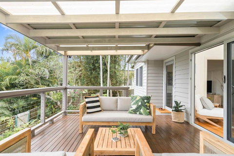 A Perfect Stay - The White Rabbit - Holiday Find 1