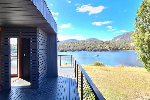 AMAZING 5-Star WATERFRONT RETREAT ON THE RIVERWALK - Holiday Find 1