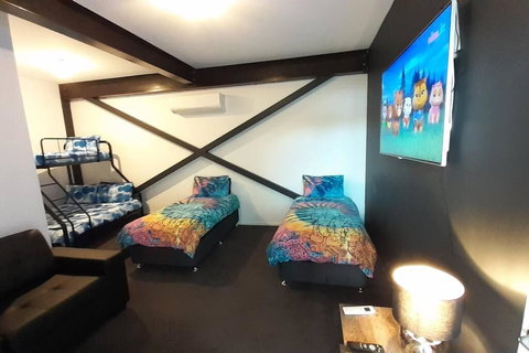 AMAZING 5-Star WATERFRONT RETREAT ON THE RIVERWALK - Holiday Find 3