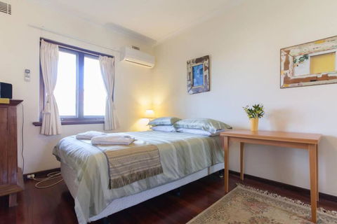 B8 Crawley Apartment 1 BRM & Sleepout Near UWA - Holiday Find 3