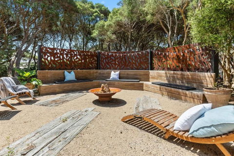 Back Beach Retreat - Holiday Find 0