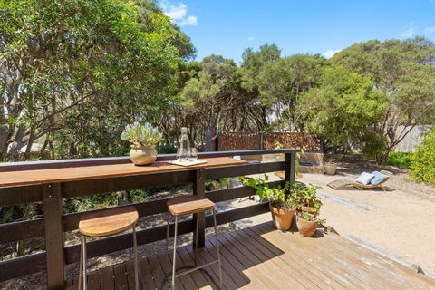Back Beach Retreat - Holiday Find 3