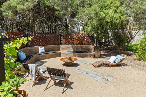 Back Beach Retreat - Holiday Find 1