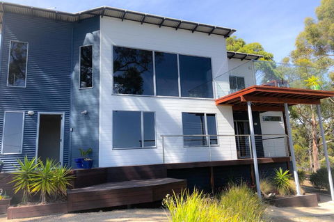BAY OF FIRES BEACH SHACK Ocean Views From A Modern Beachhouse - Holiday Find 0