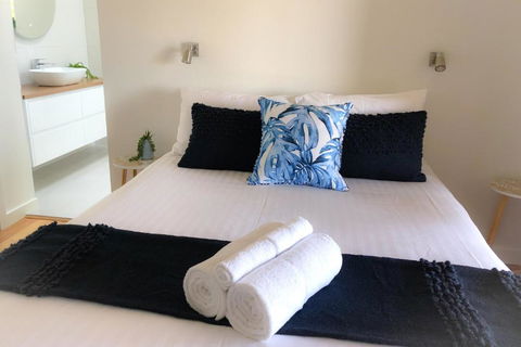 BAY OF FIRES BEACH SHACK Ocean Views From A Modern Beachhouse - Holiday Find 1