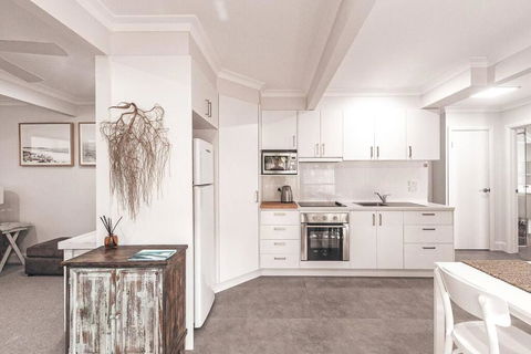 BAY PROPERTIES . Summer Salt On Main - Holiday Find 4