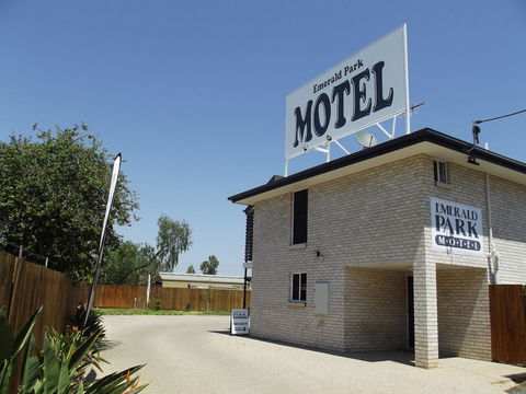 Emerald Park Motel - Holiday Find 11