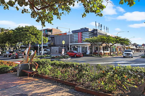 Pacific Regis Beachfront Holiday Apartments - Holiday Find 16
