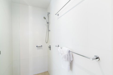 Boathouse Port Of Airlie - Holiday Find 17