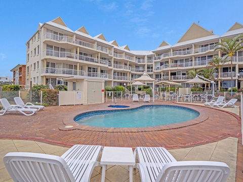 Crystal Beachfront Apartments - Holiday Find 34