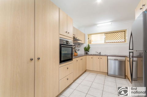 Immaculate Spacious Second Floor Unit Overlooking Pristine Parklands - Holiday Find 7