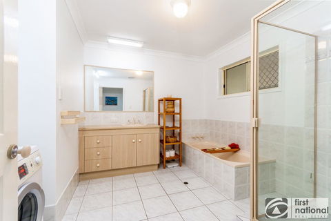 Immaculate Spacious Second Floor Unit Overlooking Pristine Parklands - Holiday Find 1