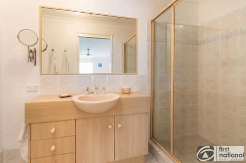 Immaculate Spacious Second Floor Unit Overlooking Pristine Parklands - Holiday Find 13