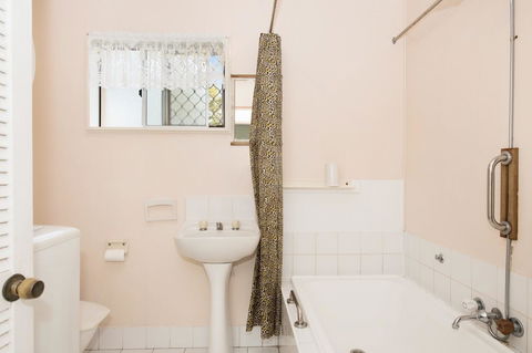 Lowset, Pet Friendly Cottage - Sunset Ave, Bongaree - Holiday Find 17