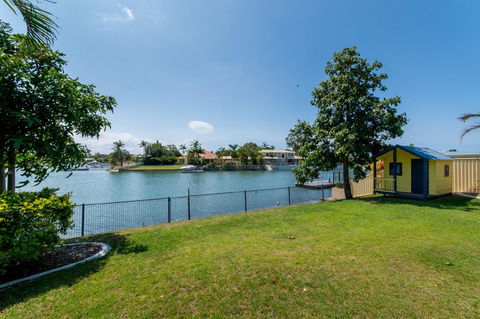 Lowset Home On The Canal - Dolphin Dr, Bongaree - Holiday Find 10