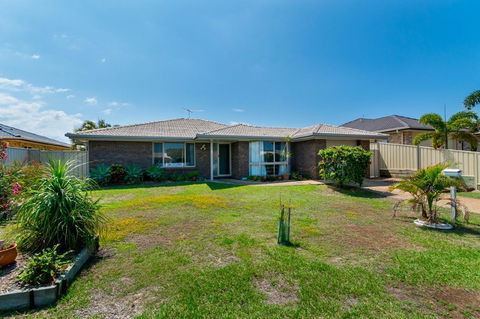 Lowset Home On The Canal - Dolphin Dr, Bongaree - Holiday Find 6