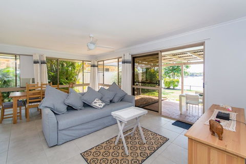 Lowset Home On The Canal - Dolphin Dr, Bongaree - Holiday Find 2