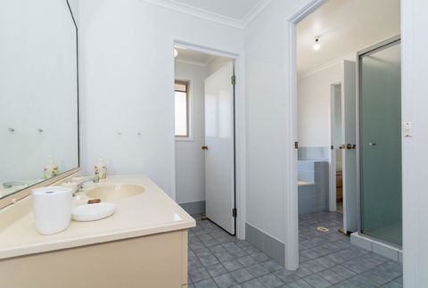 Lowset Home On The Canal - Dolphin Dr, Bongaree - Holiday Find 1