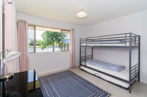 Lowset Home On The Canal - Dolphin Dr, Bongaree - Holiday Find 13