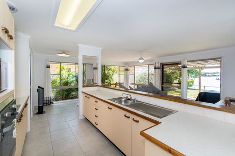 Lowset Home On The Canal - Dolphin Dr, Bongaree - Holiday Find 8