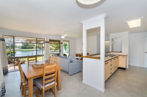 Lowset Home On The Canal - Dolphin Dr, Bongaree - Holiday Find 4