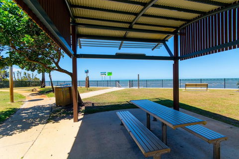 Waterviews,Pool, Wifi Its All Here !- Welsby Pde, Bongaree - Holiday Find 18