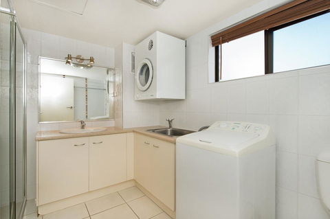 Waterviews,Pool, Wifi Its All Here !- Welsby Pde, Bongaree - Holiday Find 9