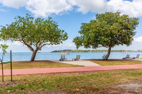 Charm And Comfort In This Ground Floor Unit With Water Views! Welsby Pde, Bongaree - Holiday Find 15