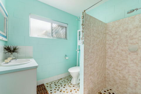 Charm And Comfort In This Ground Floor Unit With Water Views! Welsby Pde, Bongaree - Holiday Find 11