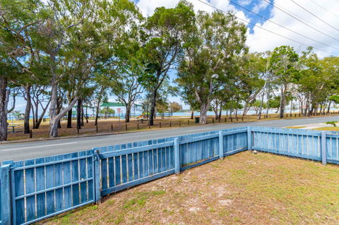 Charm And Comfort In This Ground Floor Unit With Water Views! Welsby Pde, Bongaree - Holiday Find 12
