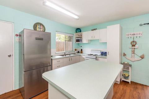 Charm And Comfort In This Ground Floor Unit With Water Views! Welsby Pde, Bongaree - Holiday Find 10