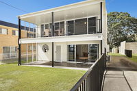 Waterfront Retreat with room for a boat - Welsby Pde Bongaree
