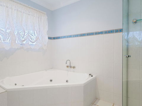'GrandView', 10 Grandview Close - Huge House With Water Views, Aircon, WIFI, Netflix, Foxtel & Billiard Table - Holiday Find 2