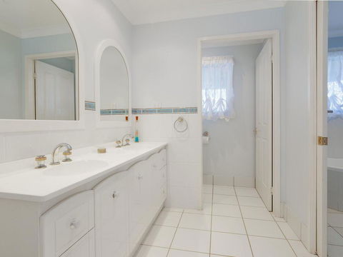 'GrandView', 10 Grandview Close - Huge House With Water Views, Aircon, WIFI, Netflix, Foxtel & Billiard Table - Holiday Find 3
