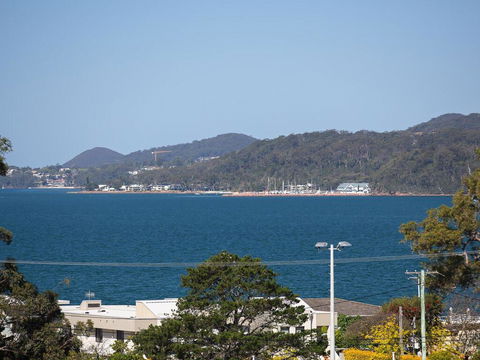 'GrandView', 10 Grandview Close - Huge House With Water Views, Aircon, WIFI, Netflix, Foxtel & Billiard Table - Holiday Find 0